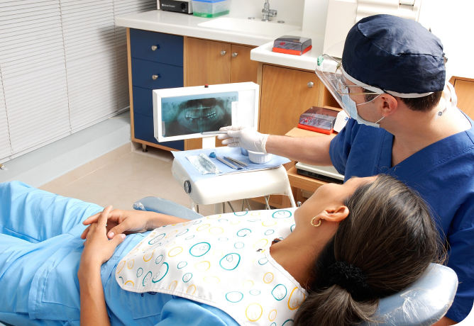 医師と女性の写真