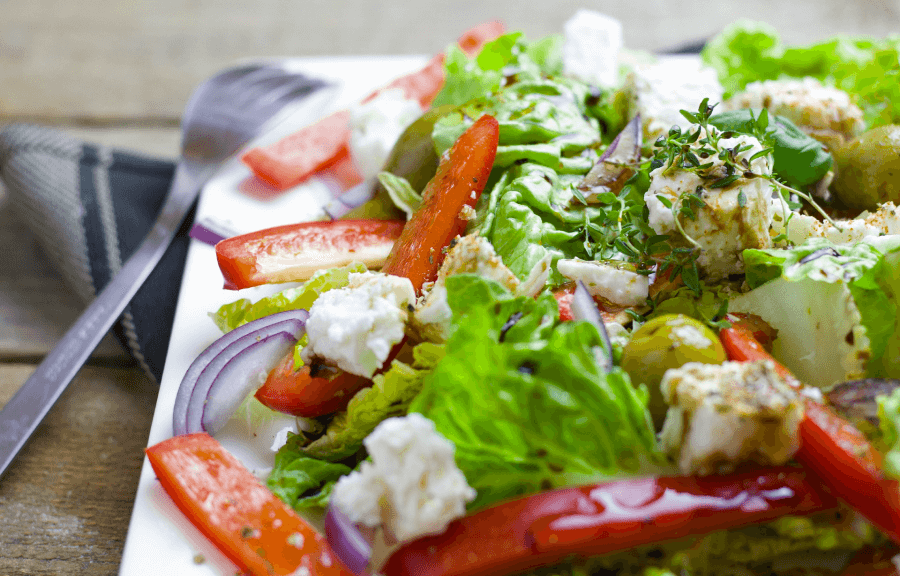 タンパク質メインのサラダの写真